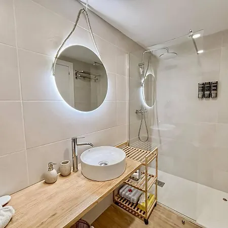 Modern Loft Near Roig Arena Daire